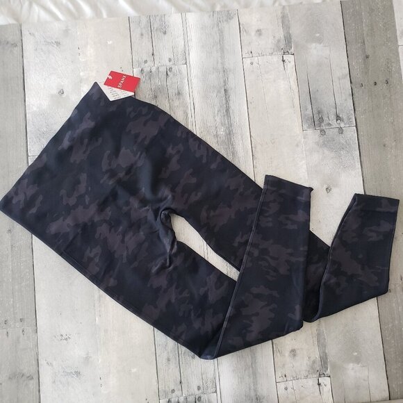 NWT - Spanx Look at Me Now Seamless Leggings FL3515 Black Camo - Size M - Picture 1 of 1